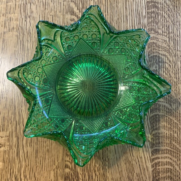 Tarentum Other - Tarentum glass emerald green fruit bowl 9.5"‎